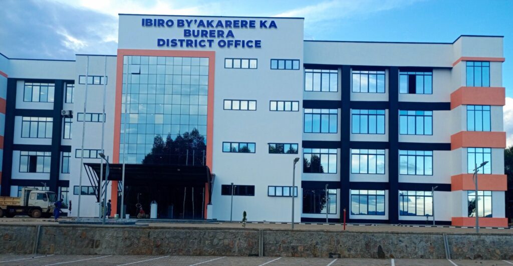 BURERA: Polisi yamufatanye ibiro 20 by’urumogi amaze kurwambutsa umupaka.