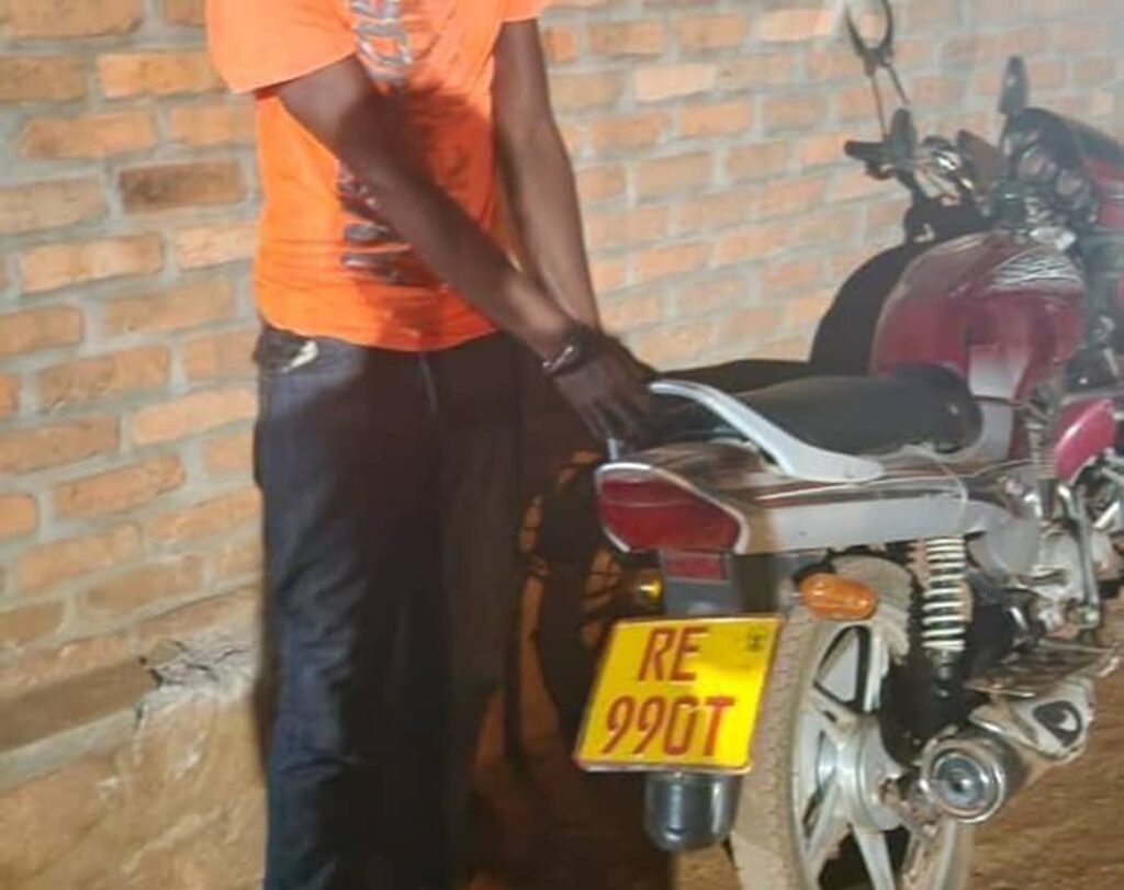KICUKIRO: Polisi yafatiye mu cyuho umugabo amaze kwiba moto.